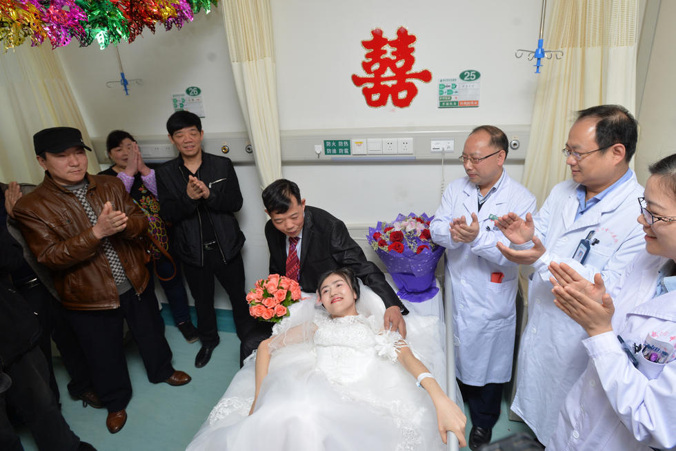 　　今年2月，杨柳觉得腰部和颈椎痛得人直不起身来，去武汉市中心医院住院，被查出乳腺癌晚期伴随骨转移，已经失去做手术的机会。 彭新跟单位请了长假，24小时照顾女友。彭新每天帮她按摩，喂各种营养汤；陪她看电视，逗她开心。杨柳因为乳腺癌骨转移，颈椎、盆骨等有多地方有转移灶。有时候杨柳痛得大发雷霆，彭新也一直安慰：“你骂我，只要你不疼，怎么骂我都行！”经过近一个月的精心治疗，杨柳病情控制的不错。骨头的疼痛感已经基本消除，肿瘤也没有进一步的扩散。家属和医护祝贺二位新人。