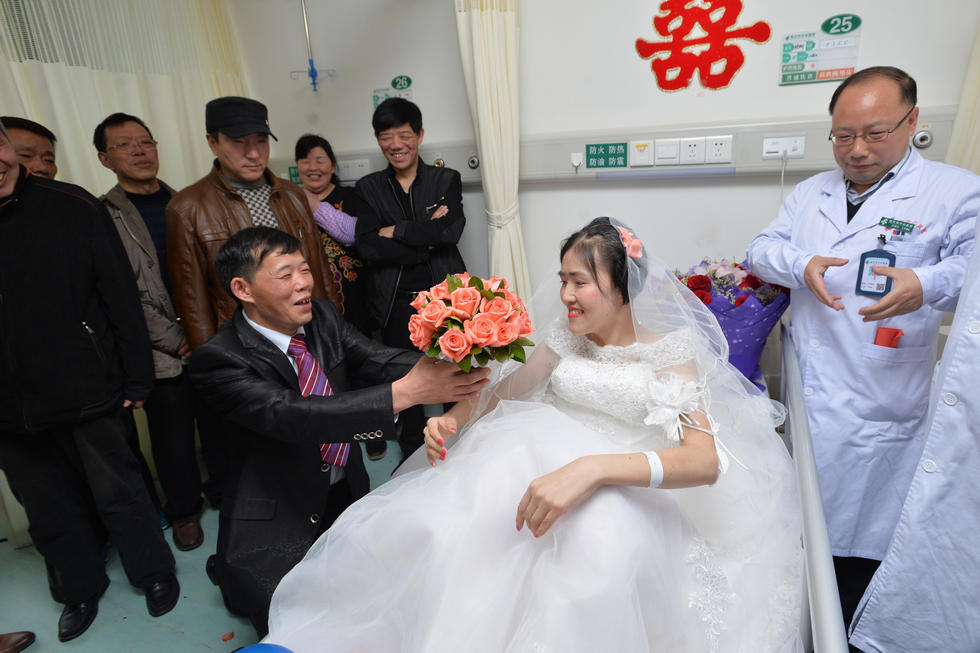 　　湖北武汉，因家人反对相恋8年未能结婚，女友患癌晚期，男友病房内求婚。在武汉市中心医院肿瘤科六区病房，一场特殊的婚礼隆重进行。39岁的武汉姑娘杨柳，脸上透着幸福的光晕，依偎在新郎彭新身边。为这一天，他们等了8年。“幻想过无数次自己的婚礼，从未想到会在病房里结婚，但我一样很幸福。”杨柳说。彭新向杨柳献花求婚。