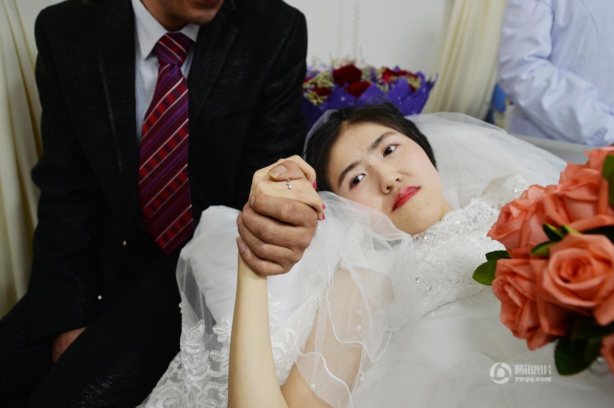 　　“我知道，不管她未来是否能够康复，前面都有许多困难等着我们，但我一定会扛下来，我要成为他的依靠，照顾她一辈子。”彭新说。图为39岁的武汉姑娘杨柳，脸上透着幸福的光晕，依偎在新郎彭新身边。