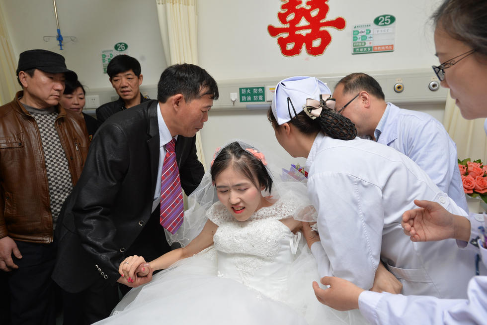 　　见女友情况有所好转，彭新想着，向女友求婚，让杨柳穿上每个女人都梦寐以求的婚纱，也让自己以后可以名正言顺地照顾她。 在众多亲朋和医护人员的簇拥下，病房热闹非凡，喜气洋洋。科主任卢宏达和管床医生雷艳荣作为两人的证婚人。当彭新给病床上的杨柳戴上结婚戒指，并亲吻着杨柳的面颊说出：“这辈子，你就是我最美丽的新娘!”杨柳没有流泪，笑成一朵美丽的花。 半个小时下来，杨柳身体已经有些支撑不住。