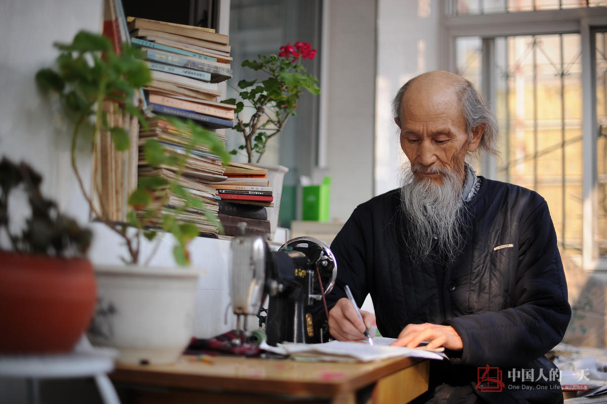 刘富中从小就喜欢武术，21岁拜太原市形意拳名家李贵昌，正式练拳已经50余年。“我的身体非常好，几十年来几乎不生病，这完全得益于我练拳。”平时在家，刘富中喜欢看关于哲学、中医类的书籍，也喜欢写写散文、诗歌，以磨练心性。