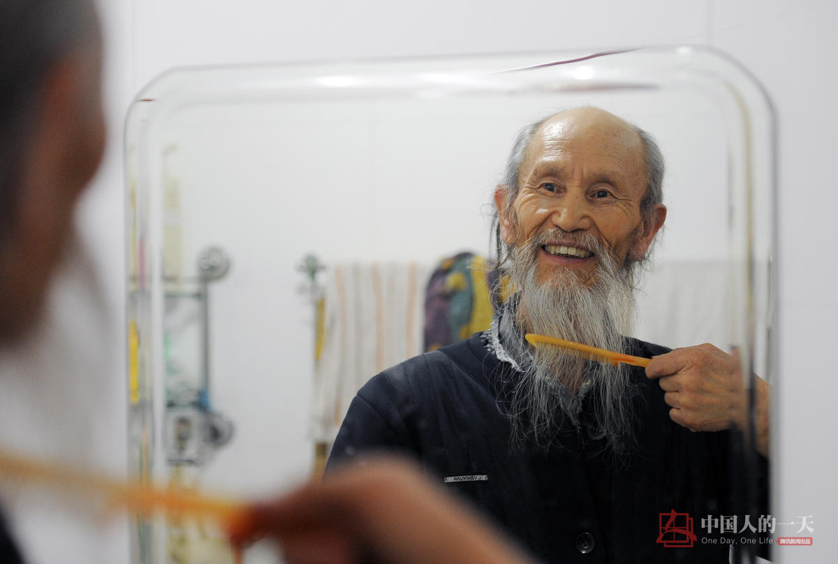 “精神矍铄、白发美髯、性格开朗、健步如飞、贪玩”，这是刘富中给人的第一印象，熟悉他的朋友更喜欢用“道骨仙风”来形容他。“美髯公”刘富中每天出门前都要梳理一下自己的胡须，他平时很注重自己的形象。