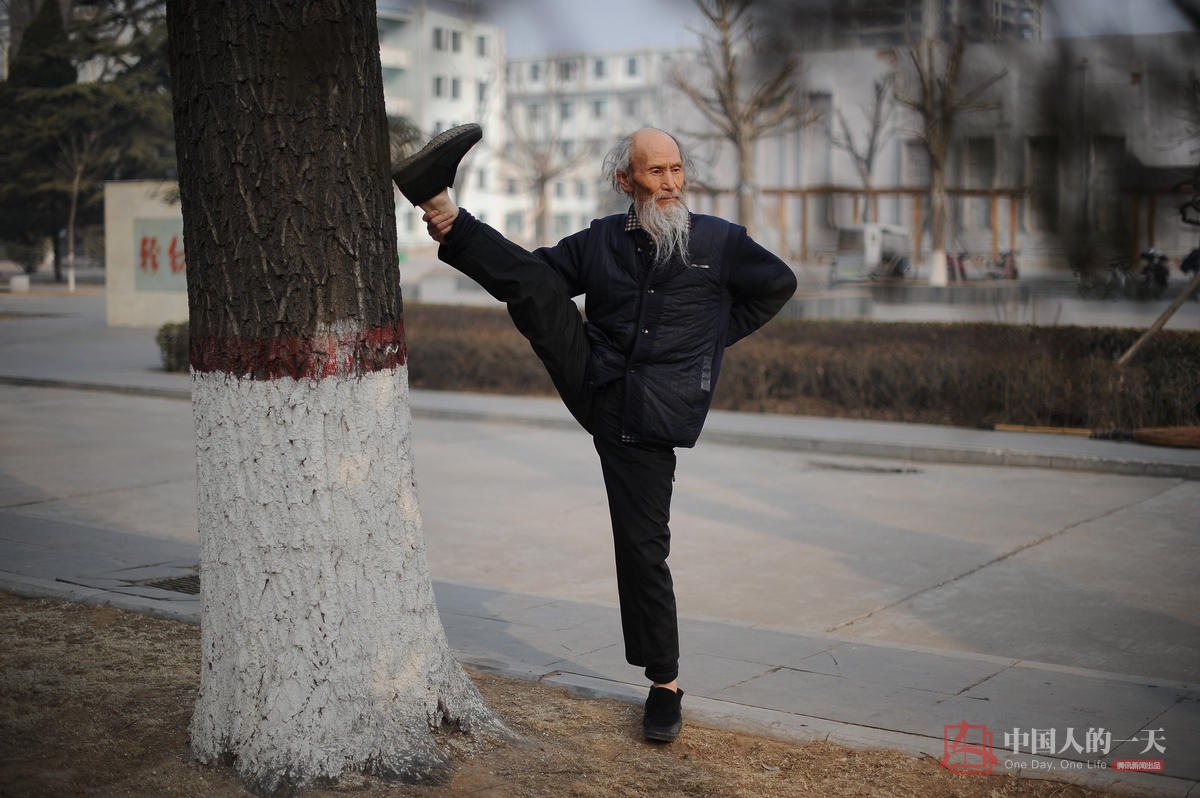 　　一边练功，一边赏景，一边思考，对刘富中来说，是一件很惬意的事情。刘富中喜欢亲近大自然，经常到植被茂密的郊外练功，呼吸新鲜空气。