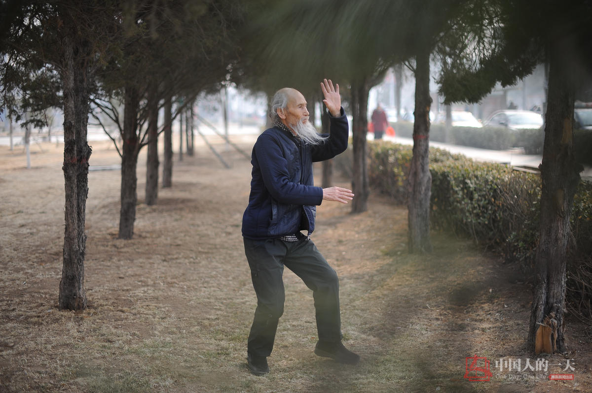 　　刘富中正在公园里练习“尽天年”的拳法。“退休以后，我觉得身体机能在一点点下降，于是便想自创一套养生方法，达到长寿的目的” ，刘富中说：“养生，身体健康是基石，他以形意拳为基础，结合太极、八卦掌、少林十八手等武术功法，创造了一套独门拳法，并命名为‘尽天年’，每天坚持练习。为了养生，他还潜心研究道家、佛家功法以及中医理论，撰写相关论文。”