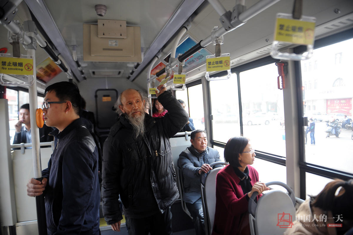 　　刘富中对居住环境的要求近乎苛刻，他认为城市中的汽车尾气等污染物太多，更愿意长期住在植被茂盛、空气清新的农村，为此，儿女们特意凑钱在太谷县农村为他购买了一套住房，老伴却嫌不方便，很不愿意和他一起同住，老两口还闹起了两地分居。如果必须进城，他每天要在公园呆上七八个小时。