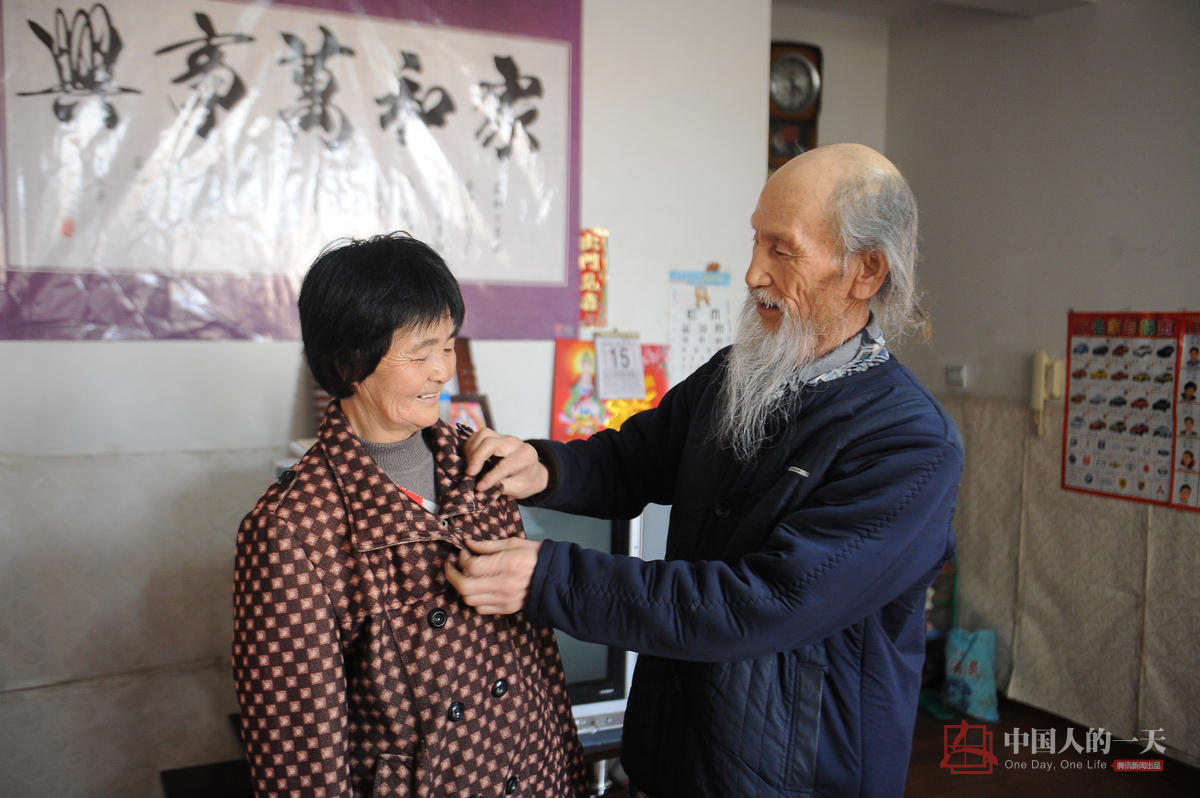 　　虽然经常分居两地，老伴也不认同刘富中的生活方式，但老两口还是很珍惜在一起的时光。