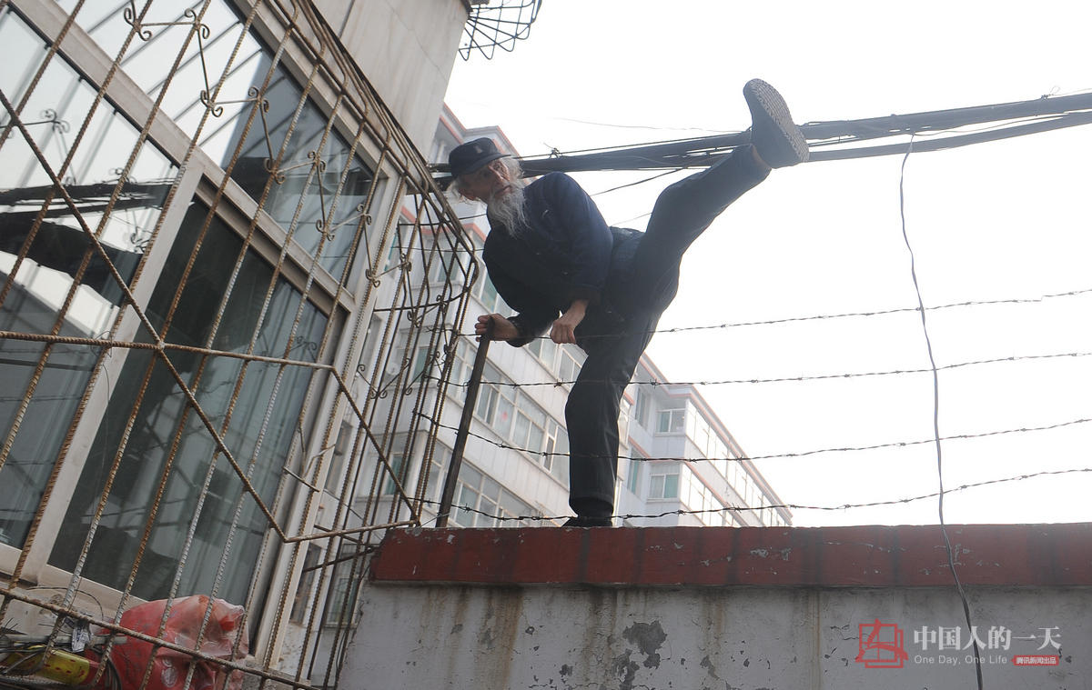 　　生活中的刘富中，像个“老顽童”，玩心大，爬墙、上树都不在话下，喜爱外出游山玩水，是典型的“月光族”，经常退休金不够花。