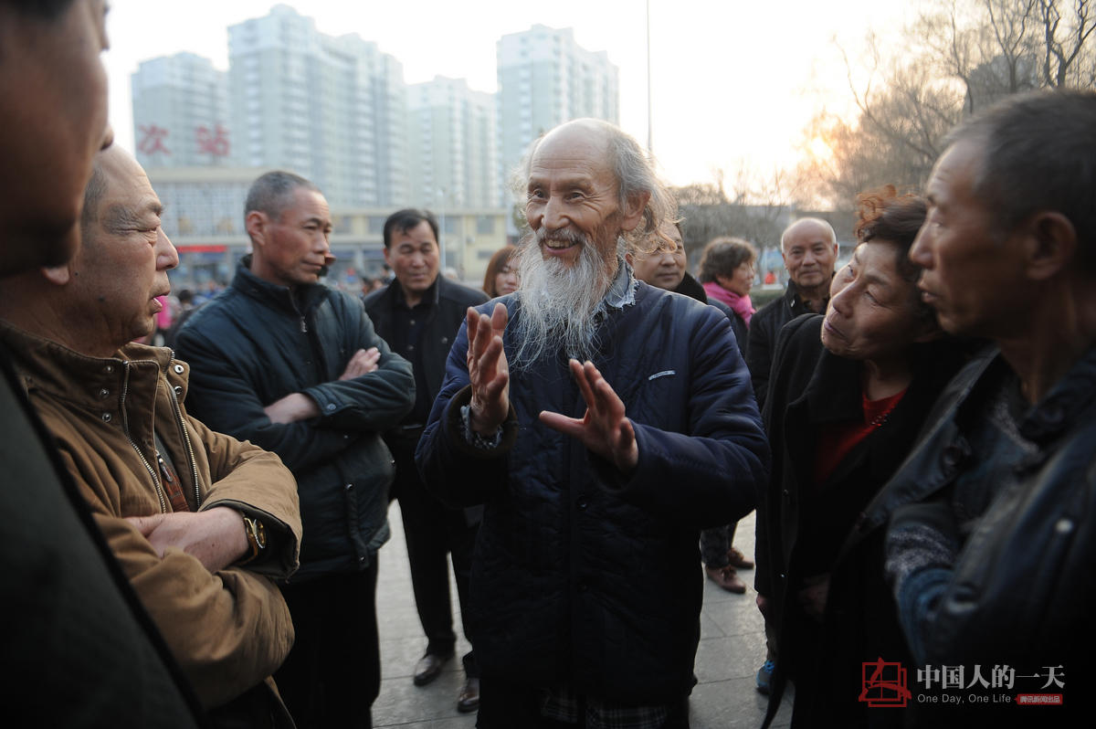 　　“道骨仙风”的刘富中，经常被市民请教传授他的养生经。在老家榆社贴吧里，更有网友这样描述：“莫道榆社无高人，岩良老刘活神仙。”这样的话语，不仅仅是形容他的外表，更多的是说他独特的养生理念和生活方式。