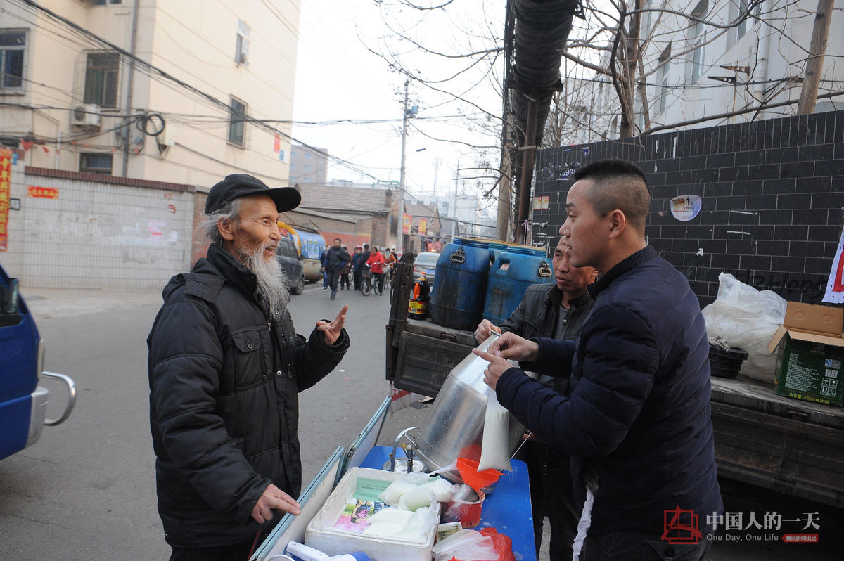 　　“人老了，除了享受天伦之乐，还要会享受生活，保持心情愉快。”在饮食方面，刘富中坚持每天去购买两斤鲜牛奶，一早一晚各喝一斤，以吃素食、青菜为主，辅以小米饭等粗粮。