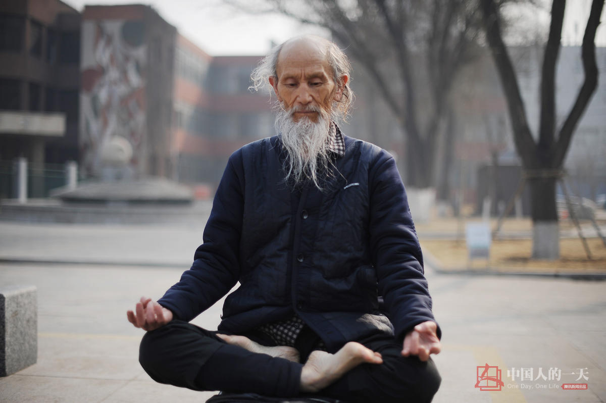 　　打坐让刘富中静下来心来，短暂忘却了生活中的烦心事，保持愉悦的心情。刘富中说，“我的梦想是去一个像世外桃源一样的地方，活上一百多岁，做一个快乐的‘老神仙’。”