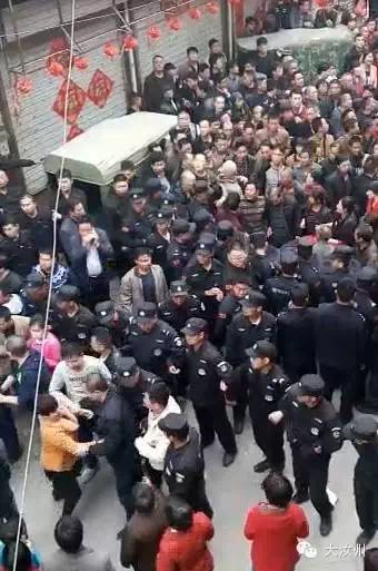 　　河南省汝州市温泉镇因拆迁引发的群体冲突事件，汝州市委宣传部发声，当天下午，拆迁指挥部组织人员对自愿拆迁的5户房屋进行依法拆除，下午3:50左右，受到部分与该房产无关的人员阻挠起哄并冲击拆迁现场。冲突中共有8人受伤，不存在网传有群众死亡现象。图为现场。