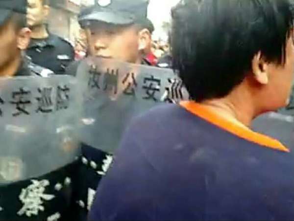 　　为避免矛盾激化，棚改拆迁指挥部当即终止拆迁行动，撤离拆迁现场，第一时间安排专业医护人员对受伤人员进行现场救治。图为现场。