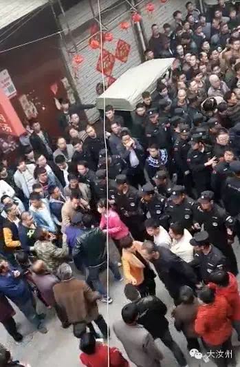 　　汝州市委宣传部回应：根据拆迁工作安排，温泉镇棚改拆迁指挥部组织人员对已达成拆迁补偿协议并自愿拆迁的5户群众房屋进行依法拆除。下午2：30左右，拆迁行动正式开始，先后顺利拆除位于镇区汤王路镇第一中学门前的3处门面房。下午3:50左右，当拆除位于汤王路南段小巷内一处名叫鑫源洗浴的房产时，受到部分与该房产无关的群众起哄并冲击拆迁现场，向人群投掷砖块、石头，造成数名群众及维持秩序的工作人员受伤，导致现场一度混乱。图为现场。