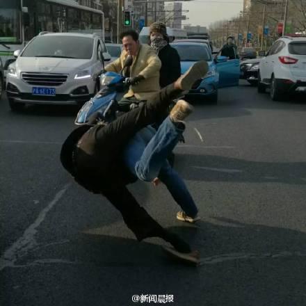 　　记者了解到，事情的起因是其中一辆车由南向北行驶在安波路上的车辆，因前方车辆拥堵仍在绿灯时冲过停车线而滞留在路口。这时安波路东西向的绿灯已经亮了，一辆从安波路西向东穿行营口路的轿车因去路被停在路口的前车阻挡，于是发生口角，最终演变成了肢体冲突。