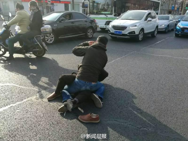 　　随后，警方迅速到场处置，并将双方带至派出所开展调查。