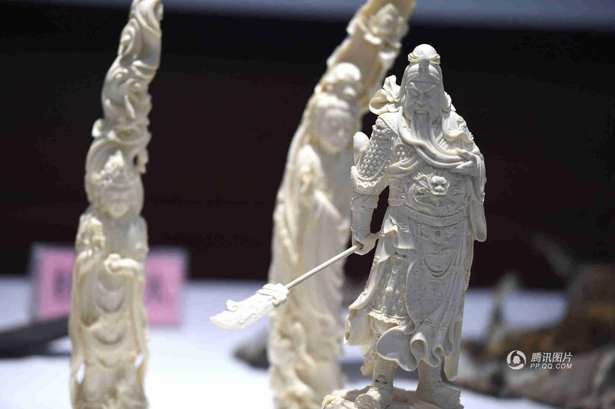 　　郑州海关罚没的走私象牙雕刻工艺品。