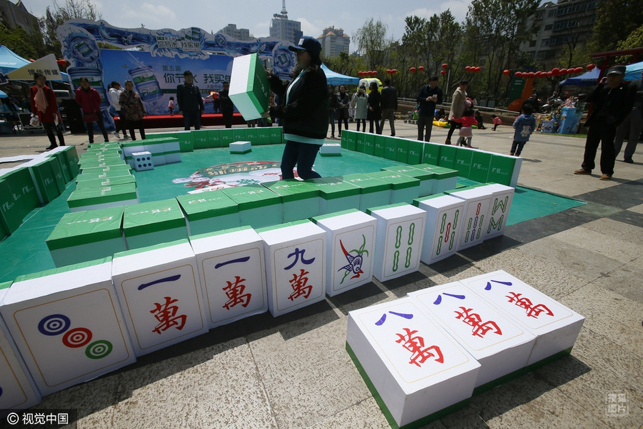 争霸赛自25日至27日共三天时间，主办方在昆明桃源广场设下巨型牌局，感兴趣的市民都可现场报名参加，每天的最佳守擂者将获得一台液晶电视作为奖品。