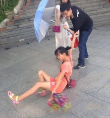 卖花女街上勾拉缠绊 男子不买花别想走！