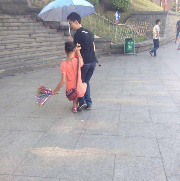 卖花女街头勾拉缠绊求买花。