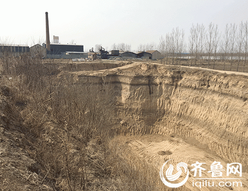 　　记者来到了位于张侯窑厂东侧的这处“天坑”，远远望去在深坑的北侧不远处就是几家彩钢板，如果没有当地村民的指引，很难发现这处深坑。穿过一片小麦地，来到深坑旁。深坑内没有斜坡，直上直下，向下看有眩晕的感觉。