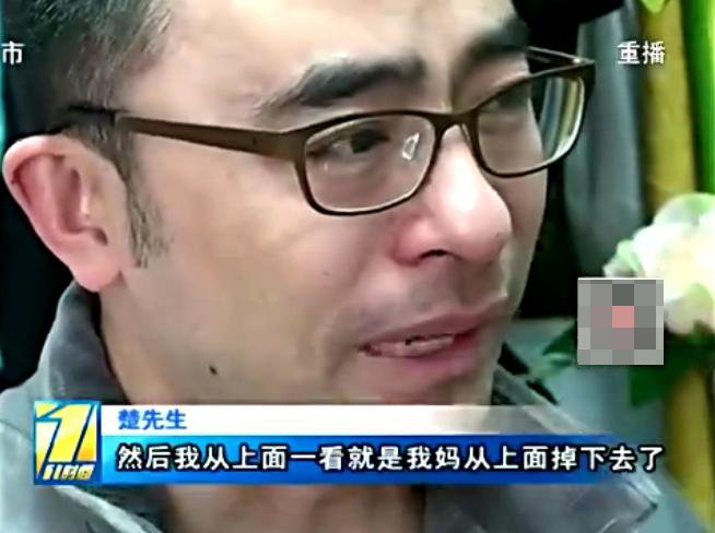 　　逼仄昏暗的20平方米单间，进门是一张堆满凌乱衣物的床，各种生活物品散落在房间各处，来访者站在客厅几乎很难落脚转身。十年前，楚先生患上强直性脊柱炎。医生告诉他，这个病很难治疗。没想到去年10月，病情恶化，楚先生脖子无法转动也弯不了腰，只得辞职回家养病。医生告诉楚先生，现在这种病情只能做双侧髋关节置换手术，治疗费用需要几十万。此时，这个家庭的所有收入仅是妻子一个月3000元左右的工资，而年幼的女儿刚上一年级。