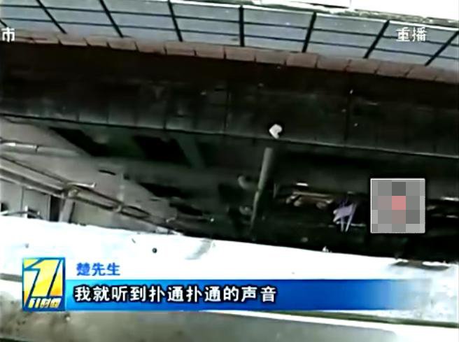 　　先生说事发当天中午母亲就表现的很异常：“她就在交代，她说家里什么什么东西，重要的东西都放在她的包里面；然后问我有没有舅舅和姨妈的电话，说有什么事情就找他们。”楚先生说当时他没把这些当回事，就回到里面的卧室休息，可是等他再出来找母亲时却发现阳台的逃生窗是打开的，母亲已经直接跳下了这握手楼的夹缝当中。