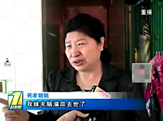 　　对此，死者姐姐表示：“我妹夫脑溢血去世了，这么大的事都挺过来了，你说你现在这么点事，你说你怎么就想不过来，你怎么就跳楼了。”原来，楚先生8岁时，他父亲患脑溢血去世，也花光了家中的全部积蓄，母亲含辛茹苦将两个姐姐和他一起养大，楚先生病重前在餐厅工作，妻子在药店上班，两个人加起来月收入在七千左右，勉强够维持生活，妈妈一直自责帮不上忙，为筹手术费竟然走上了绝路！这让楚先生几乎崩溃。