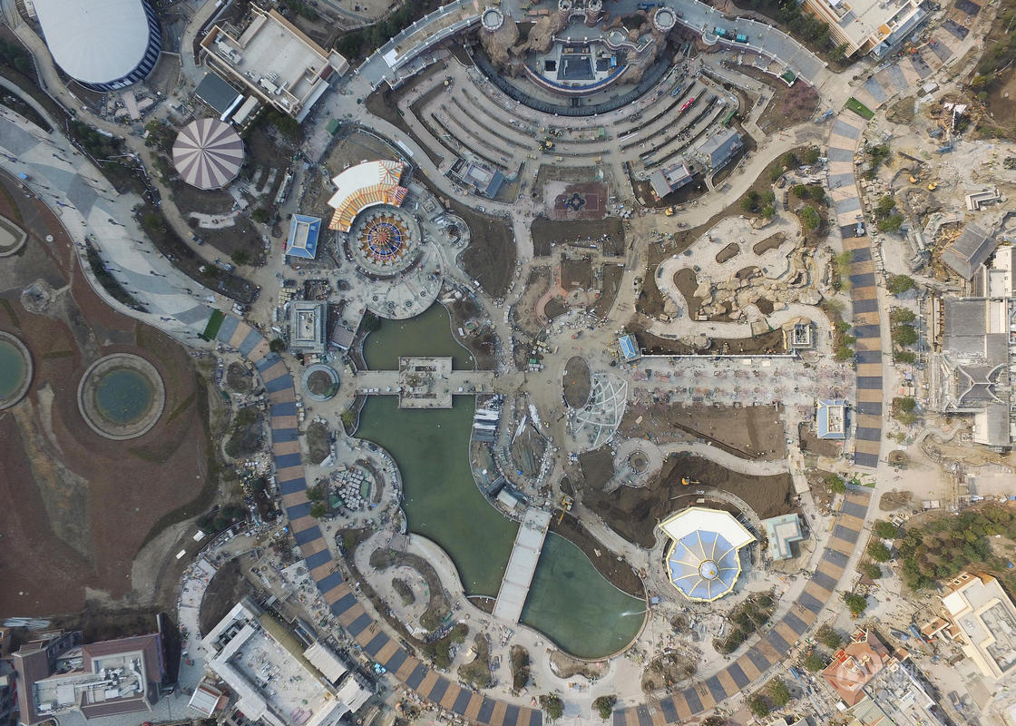 　　航拍在建的上海迪士尼乐园。