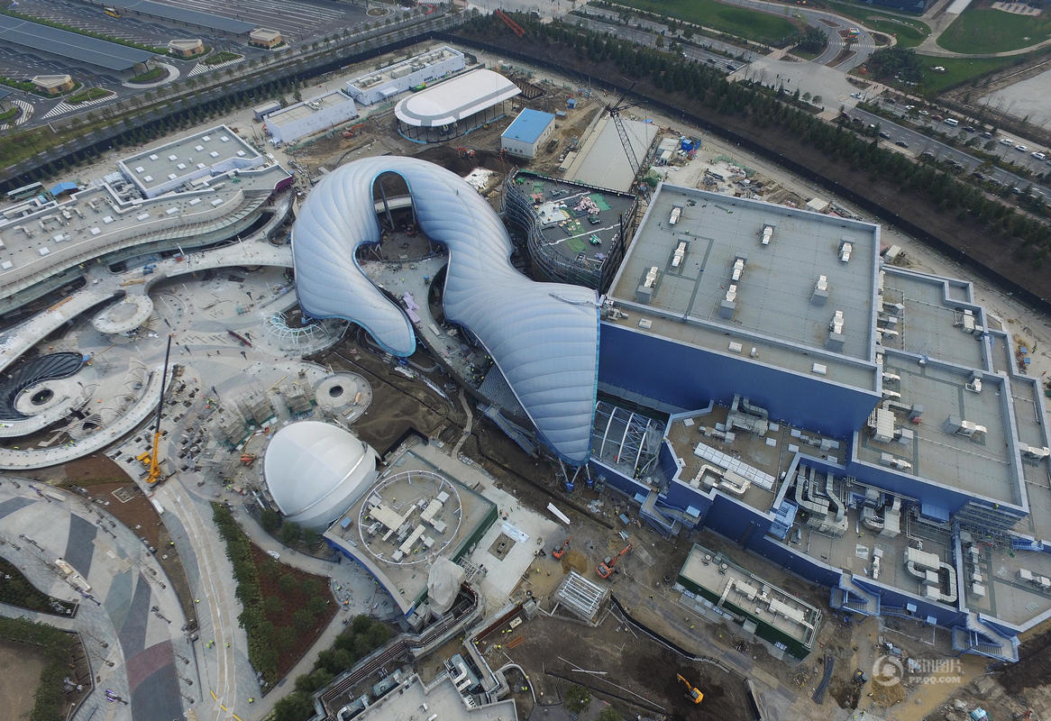 　　航拍在建的上海迪士尼乐园。