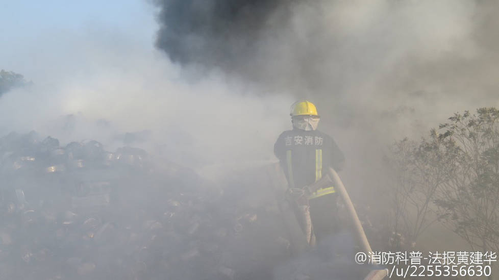 　　3月27日，大广高速江西安福段往新余方向一满载家电的挂车起火，随后安福县消防大队官兵赶赴现场进行灭火。