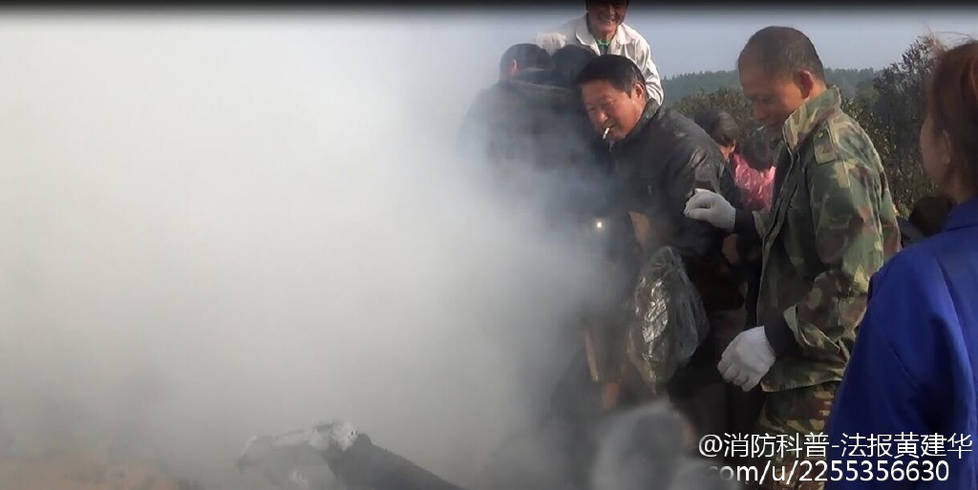 　　不料，消防员到达现场后，周边一群村民蜂拥而上哄抢货物，阻止消防人员救火，并扬言“再射水打死你。”