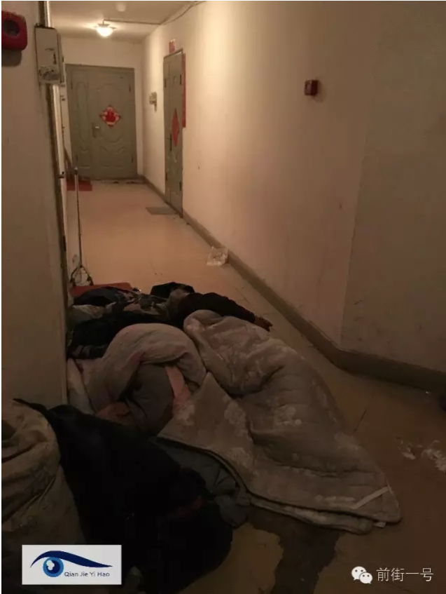 　　截至27日晚9点，77岁的朱素兰和老伴已经在北京海淀某小区2层的楼道内住了一天一夜，而两人身后就是其三儿子的住处。两人育有4儿1女，朱素兰告诉记者，儿女们都知道他们住在楼道，她和老伴会一直楼道里等，直到三儿子回家。
