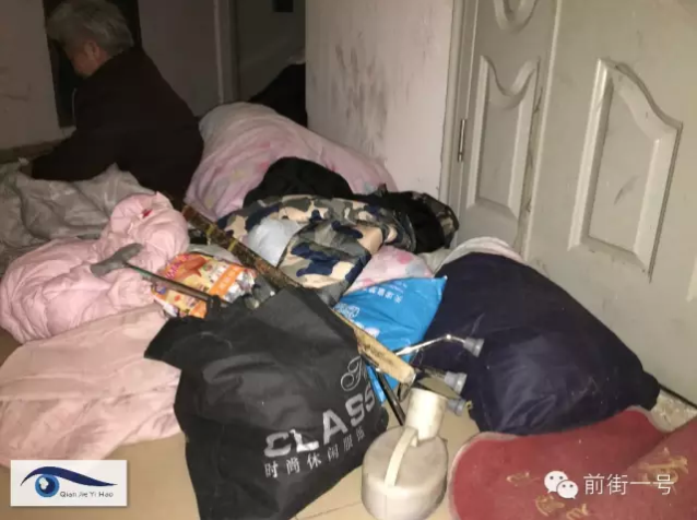 　　据朱素兰老人说，他们有四儿一女，此前他们跟着大儿子住，但26日，大儿子住的平房因拆迁没法继续居住，无奈之下，大儿子只好给老人雇了一辆面包车，拜托附近收废品的师傅将两位老人送到了三儿子家。因三儿子家一直无人开门，两位老人只好在门口楼道里住了一夜。“今天早上我闺女还来看我了呢，给我送了点吃的。”老人说，小儿子现在人在海南，大儿子也在找地方住，二儿子在远郊区工作，女儿又在忙着给大儿子收拾拆迁要搬走的一堆东西。“他们都知道我在这儿。”