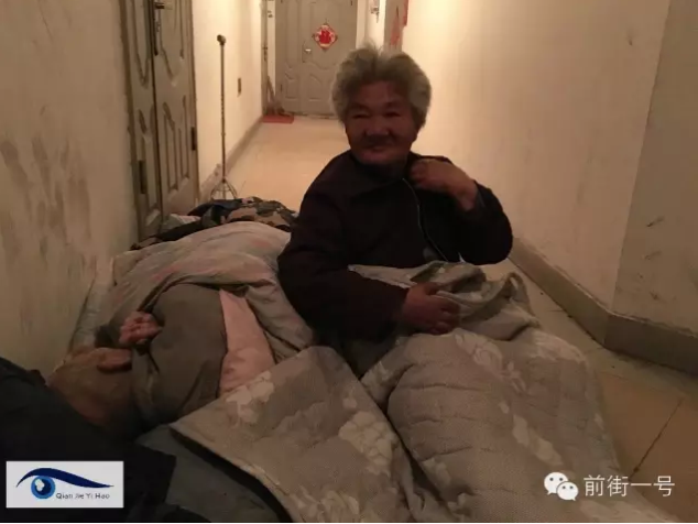 　　老人说，她老伴名叫胡玉和，两人都是河北人，早前来到北京，老伴在一家木材厂工作。如今三儿子住的小区原本是胡玉和老人工作单位的宿舍，后来宿舍拆迁，单位给分了三套房，都在该小区，二层、三层各一套，旁边另一号楼内还有一套，但这三套房都被三儿子占着，“他自己住一套，把另外两套都租出去了。”