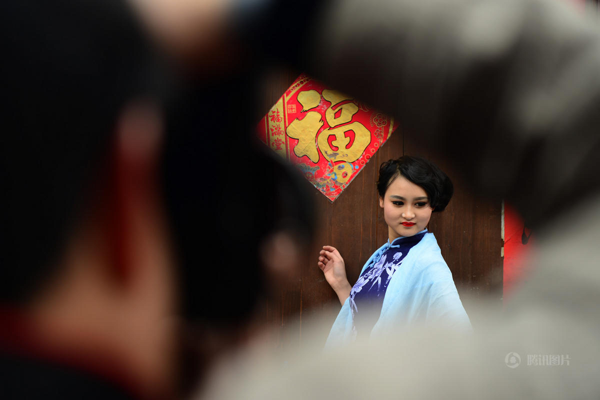 　　“民国风”美女现身古镇。