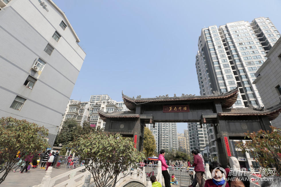 　　郑州市经三路晨旭路恒升府第小区，该小区13栋14楼一业主买了同层4套房子，目前已将4套房子打通，填充墙体、外墙、承重墙被破坏。住在该楼的业主们称担心楼房安全，夜晚睡觉都觉得不踏实。
