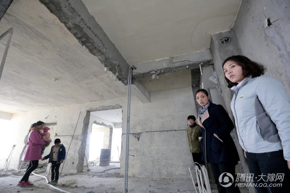 　　“我是这个月月初发现14楼在整天砸墙的。”业主王女士说，她住在楼下。之前，她在家里只是听到打墙的震动声和施工机器的噪音，原以为只是在装修。后来她家的天花板出现了裂纹，才上楼查看。