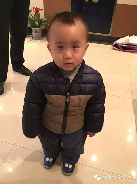 　　小伙姓王，1989年生，河南人。男孩是他亲生儿子，16个月大。蹒跚步履，一脸无辜。找了个休息地，记者递了一根烟过去。小王猛抽了两口，说：“我就抽点烟，其他也没啥不良嗜好。”就这样，话说开了……这是一个很长的故事，说白了就是夫妻矛盾引起的家庭矛盾。小王吸了一口烟，把孩子拉到身旁抱在怀里。“去年7月，我跟老婆到了外地打工，做点小生意。生意失败了，欠了一些钱，春节也没敢回老家。就这样一直熬着。过了春节，我老婆找了份火锅店服务员的工作。因为生活的一些琐碎，我们经常吵架。闹到派出所也不是一次两次了。当然，有时候是我故意找茬。我的确有错，但我其实就是希望她搭理我一下。”
