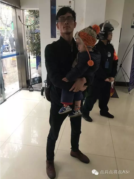 　　一次争吵，她报了警。在警察的目送下，她搬到了公司集体宿舍。 “如果说前面我跟她的矛盾、跟她家里的矛盾都是铺垫，那么接下去的事情就是导火线了。她搬去集体宿舍后，我就觉得孩子没有妈妈不行啊，就经常抱着孩子去集体宿舍找她去闹。一共找了她三次。中间，她也回来住过，但是来来回回，吵闹不断。有一次，我把孩子扔在她宿舍，第二天她回来了。我把话也说白了，道歉也道歉了。我以为事情就这么过去了，但是趁我在外面时，我收到了她的一条长长的微信，重点是她说她走了，两个人性格不合适。我打了电话过去，她接了，电话里我才知道，我的闹事，害她把工作也丢了。长期的争吵，她想静静……”