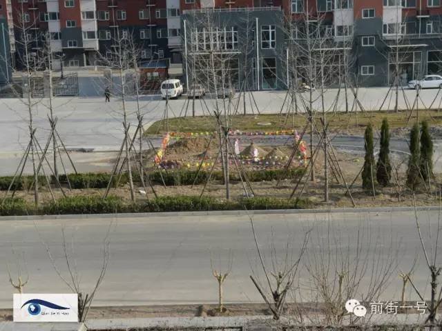 　　李桥镇政府工作人员称，该地区是国门开发区的一部分，因拆迁涉及较多部门，情况较为复杂需要再核实。洼子村书记称，该村在2010年开始整体拆迁，自己是新调来担任书记，但在了解完情况后也跟国门开发区沟通，但没有解决问题。