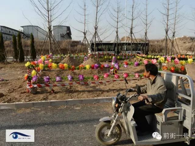 　　国家地理信息产业园的保安称，该处建筑为产业园的配套家属楼，去年建成，现在属于工程收尾阶段，提及大门口的那块坟地，保安称，坟地一直都在，“前几天来了一群人，拉了两车土，把坟给整了整，你说怕不怕，就在大门口，谁都有点瘆得慌。”