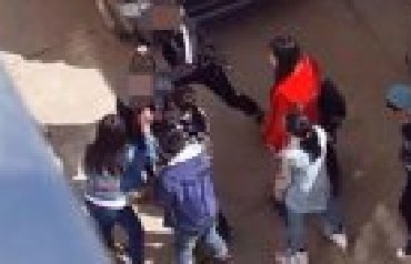 十余名未成年人围殴女孩5分钟 将其踹倒10多次