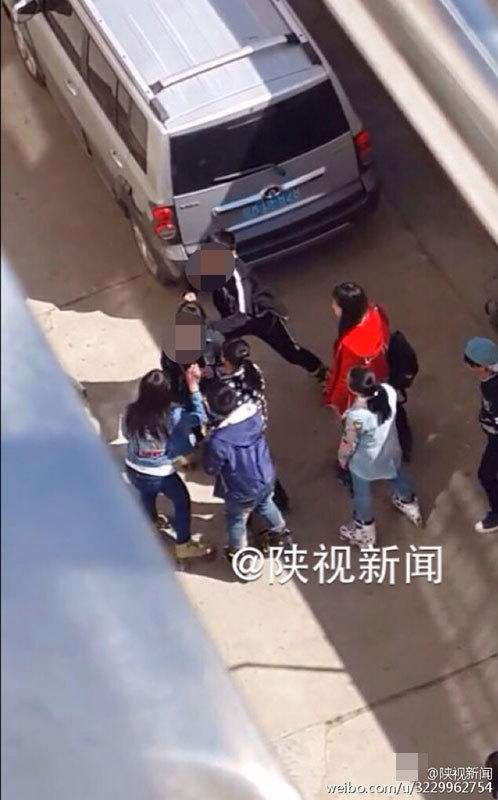 3月30日，一段学生暴力的视频在“朋友圈”传开。视频中，在陕西榆林绥德县城一住宅小区内，十多名学生模样的未成年人轮番殴打一个女孩，长达5分多钟，而脚蹬旱冰鞋的女孩，被扇耳光、脚踢、推倒，视频中清脆的啪啪打脸声令人揪心。绥德县教育局局长王彪说，初步了解，这些孩子均系未成年人，是绥德远竹中学的初一学生，教育部门将根据警方调查结果对相关责任人作出处理。