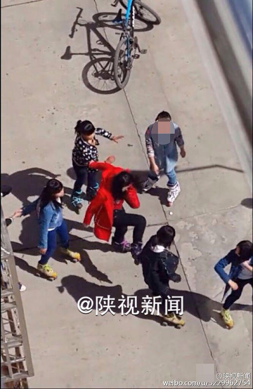 视频显示，至少有10人对穿旱冰鞋的黑衣女孩进行围殴，有的男生嘴里叼着烟，边打边骂，发出笑声。一个红衣女生脚蹬旱冰鞋，猛地蹿起来将黑衣女孩踹倒在地，另一名女生紧随其后，左右开弓狂扇女孩耳光11次，视频中清脆的打脸声音令人不寒而栗。