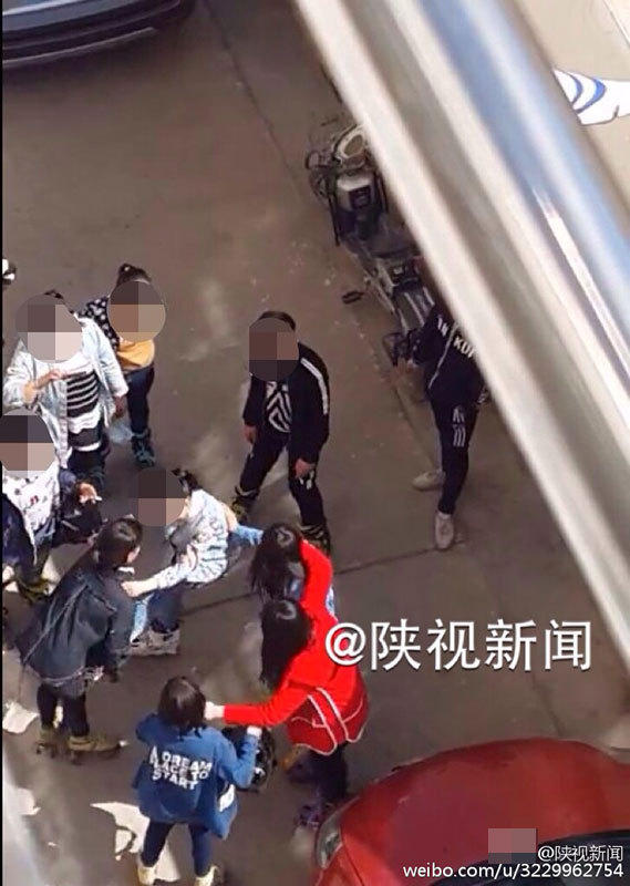 “我们小区位于闹市区，紧靠街面，但又比在街道上僻静一些，时常能看见打架斗殴的场景出现。”绥德县千狮桥路永乐小区居民张先生说，这段打人的原视频由网友@朋飞74524776于3月30日上传，事发时间应为3月27日14时左右。从拍摄手法看是从楼上俯拍。“我仔细听了一下，打人者都是绥德本地口音，应该就是绥德的学校学生。”张先生说。