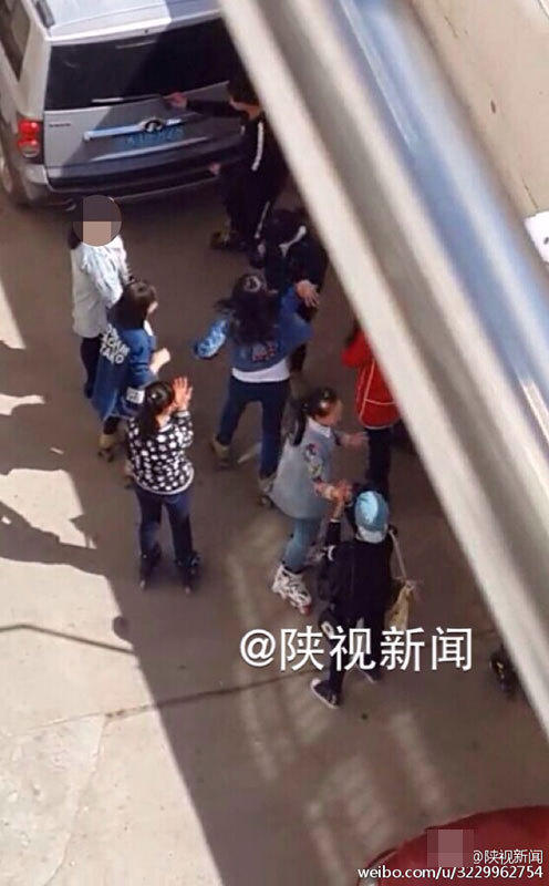 “我感到非常气愤，之前在新闻报道中看到外地出现过类似的事情，没想到绥德也会发生。”绥德某中学负责人看过视频表示，这些打人的和挨打的虽然不是他们学校的学生，但他看到后还是感到震惊，“虽然学校规章制度严令不准学生打架斗殴，但学生之间的摩擦经常存在，处理不当很容易造成打架事件，特别是在校外，家长和学校都无法监管到。学生暴力事件防范难度很大，许多情况防不胜防。”