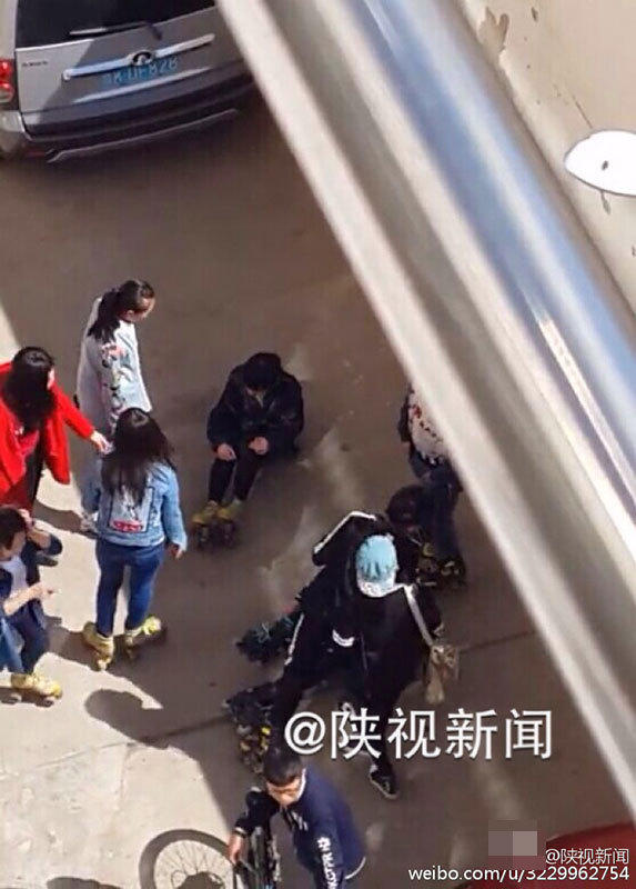 华商报记者查阅发现，该视频目前已被屏蔽，点击量高达五万多。绥德县公安局千狮桥派出所值班民警30日下午看完视频后表示，暂未接到相关报警，他们会将情况上报，马上对事件介入调查。绥德县教育局安全股股长雷国军说，看到网上的视频后他们就着手调查处理，“主要由公安机关来调查，学校以及涉事学生配合。”3月31日下午，绥德县教育局局长王彪说，初步了解，涉事学生系绥德县远竹中学初一学生，均为未成年人。目前，公安机关正在调查。