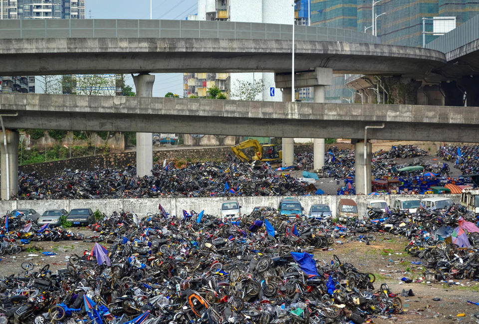 近日，深圳又开展禁摩限电运动，收缴大量电动单车、三轮车，在深圳南头立交桥下，长期堆放电动单车、摩托车、三轮车、小汽车，这里成了场面壮观的“电单车坟场”。