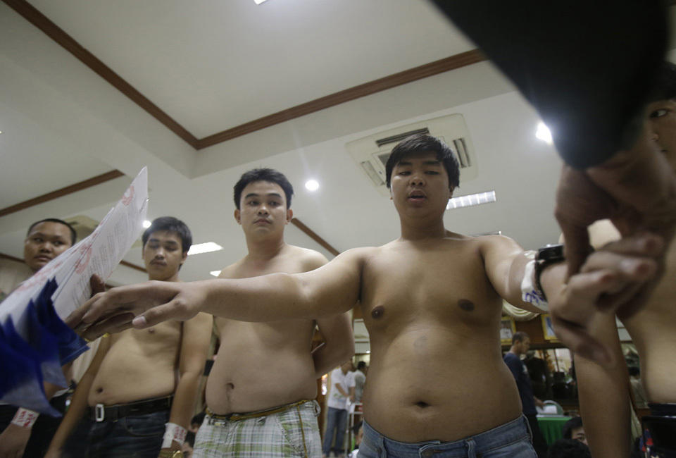 图为泰国普通男青年应征。