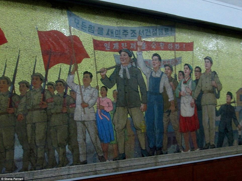 地铁里随处可见画着朝鲜领导人的社会主义画作和镶嵌图案，娓娓道来这个国家的光辉历史和胜利过往。画面展现着朝鲜人民强烈的民族自豪感。